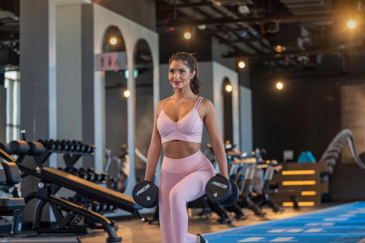Hyatt Centric Jumeirah ドバイ エクステリア 写真 A woman working out with weights