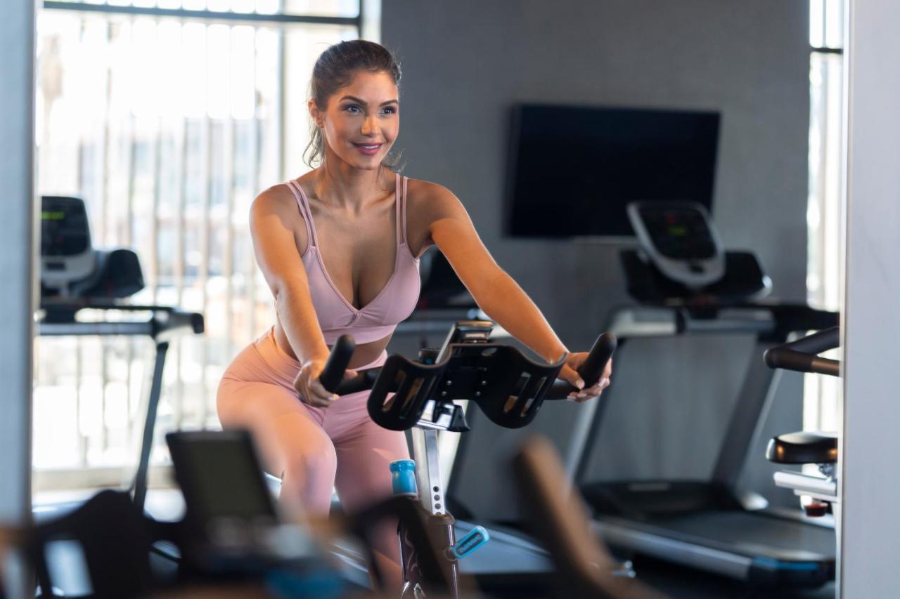 Hyatt Centric Jumeirah ドバイ エクステリア 写真 A woman on a stationary bicycle