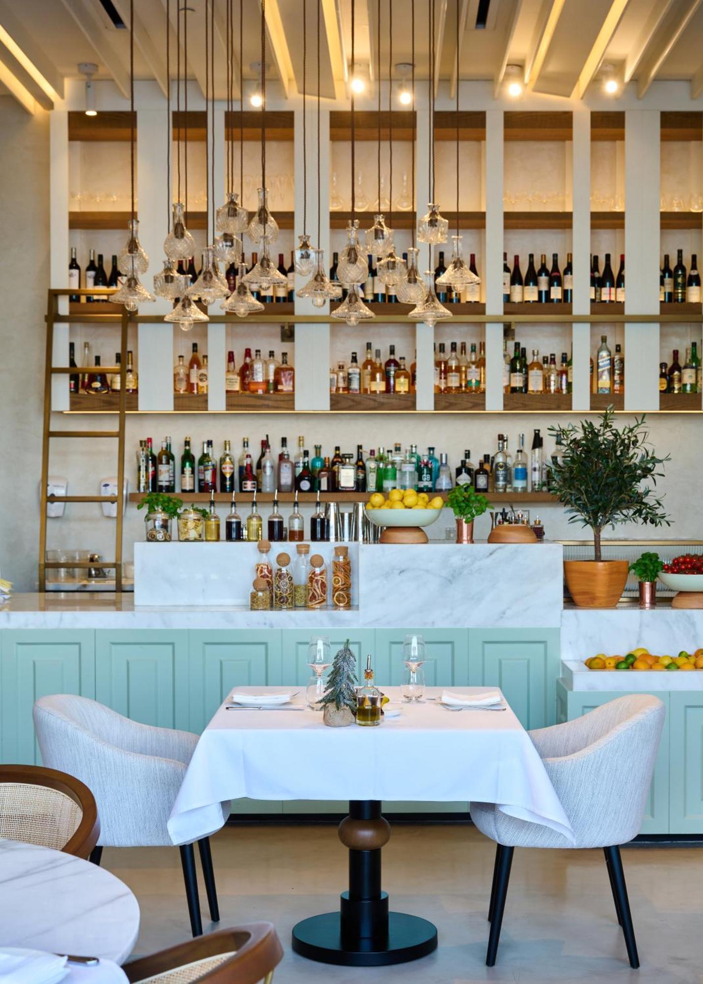 Hyatt Centric Jumeirah ドバイ エクステリア 写真 The bar at the restaurant