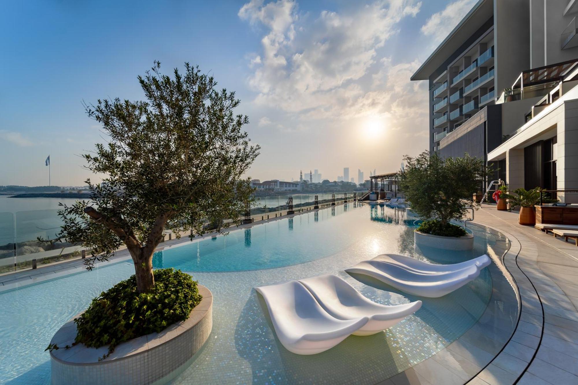 Hyatt Centric Jumeirah ドバイ エクステリア 写真 The swimming pool at the hotel
