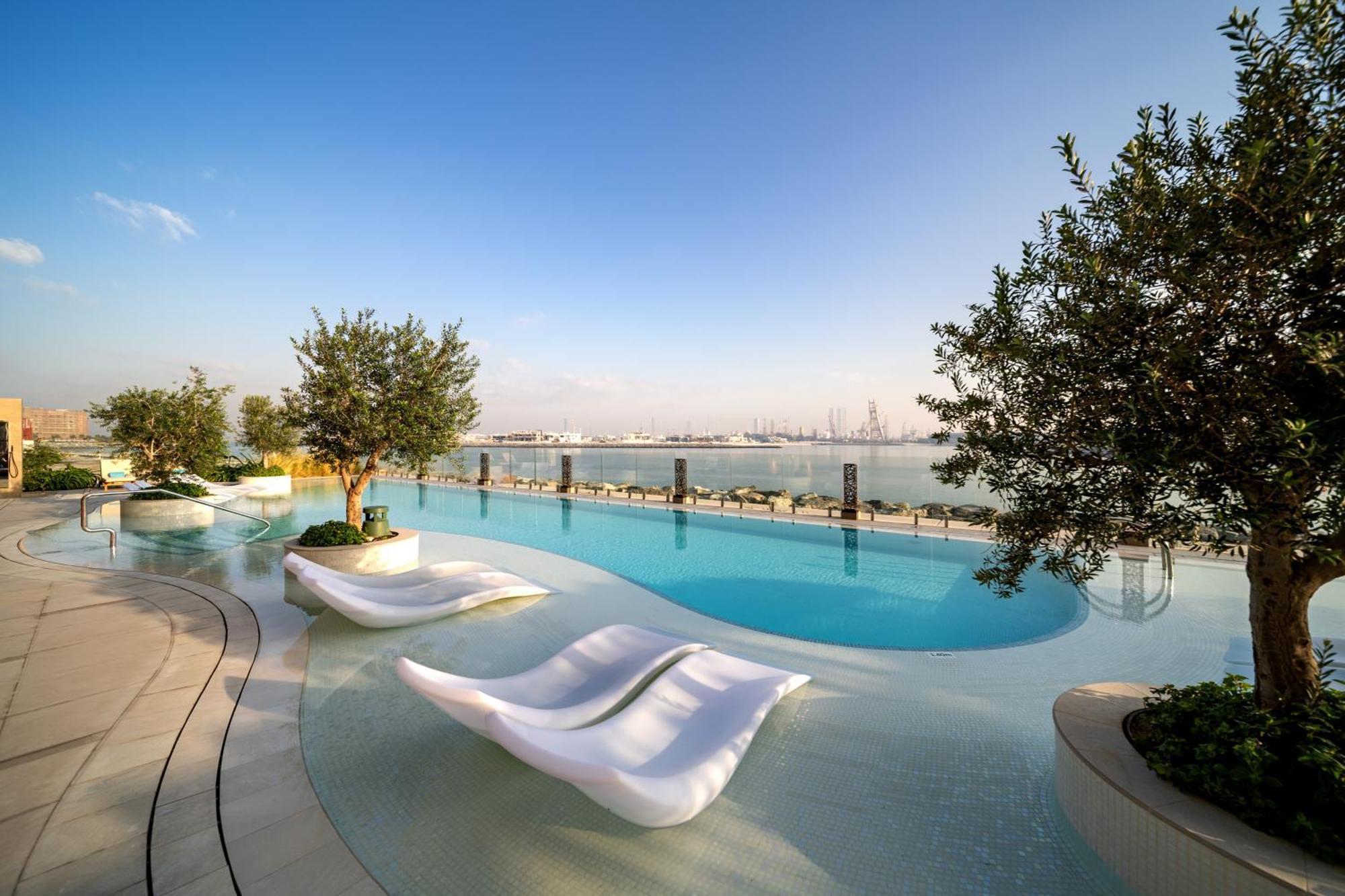 Hyatt Centric Jumeirah ドバイ エクステリア 写真 The swimming pool at the top of the hotel