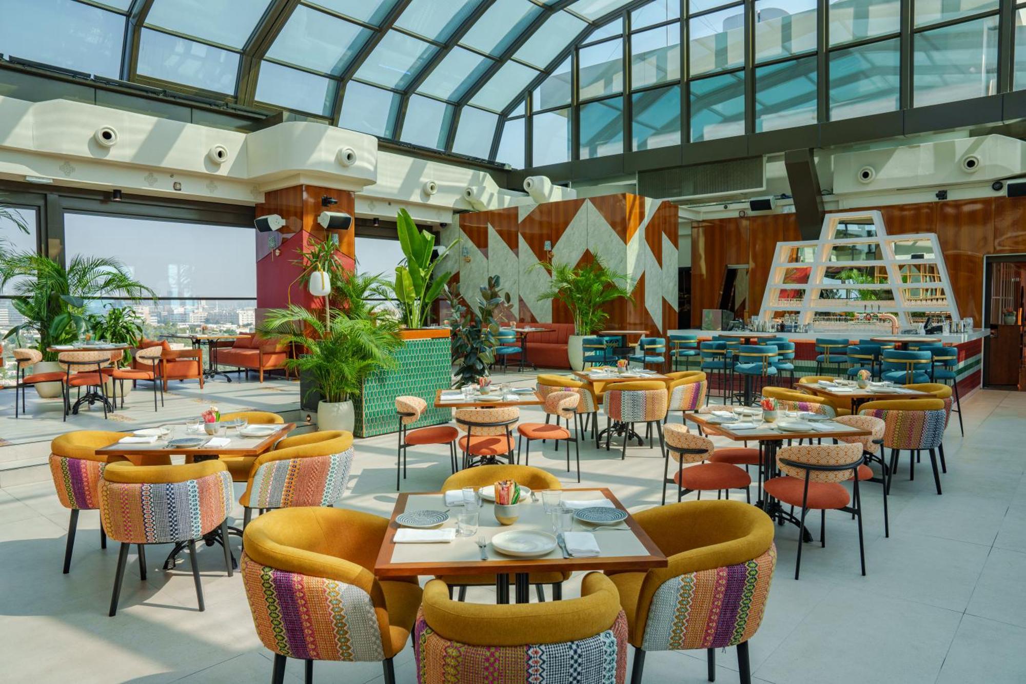 Hyatt Centric Jumeirah ドバイ エクステリア 写真 The interior of the restaurant