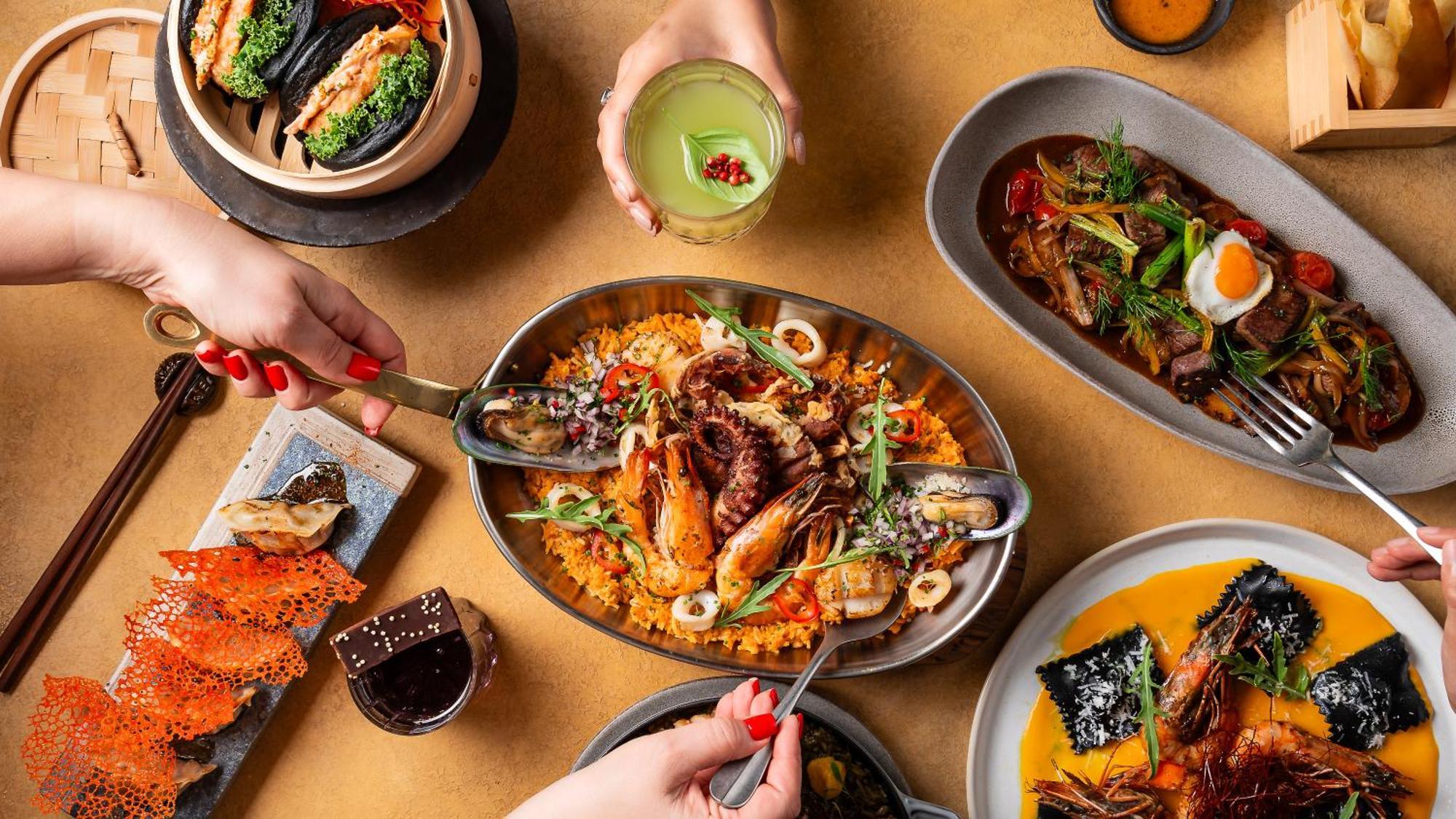 Hyatt Centric Jumeirah ドバイ エクステリア 写真 Dishes at the restaurant